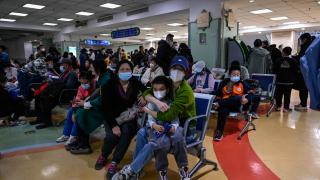 Spitalele din Beijing și nordul Chinei sunt copleşite de un val de boli respiratorii în rândul copiilor