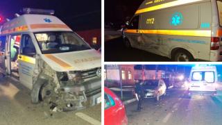 Accident violent în Arad. O ambulanţă a fost lovită de o şoferiţă de 31 de ani şi proiectată în maşini parcate