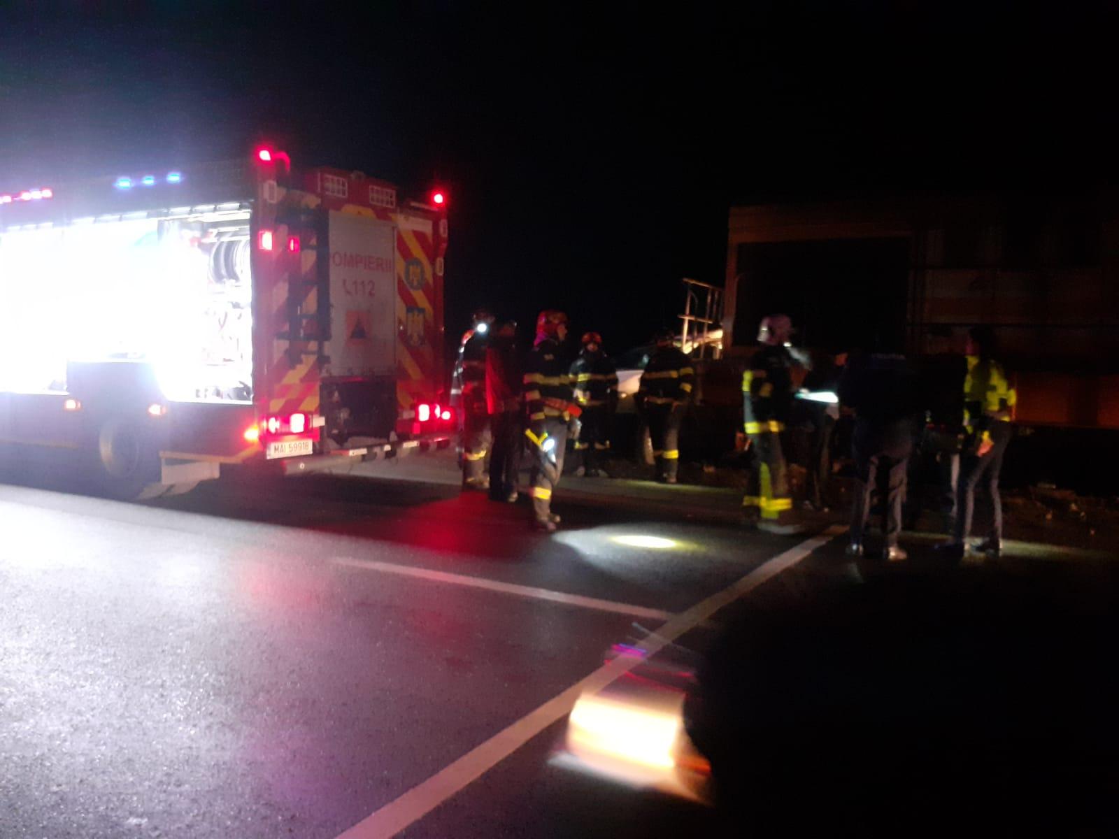 Un tren a lovit din plin o autoutilitară pe o cale ferată din Rădăuţi. Patru persoane rănite grav, dintre care una inconştientă