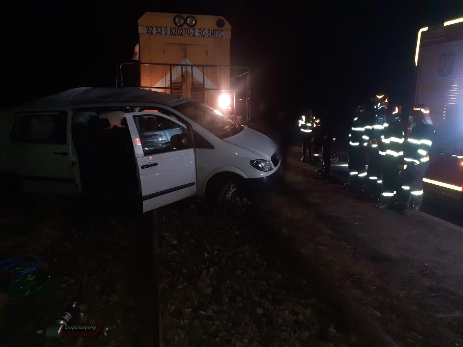 Un tren a lovit din plin o autoutilitară pe o cale ferată din Rădăuţi. Patru persoane rănite grav, dintre care una inconştientă