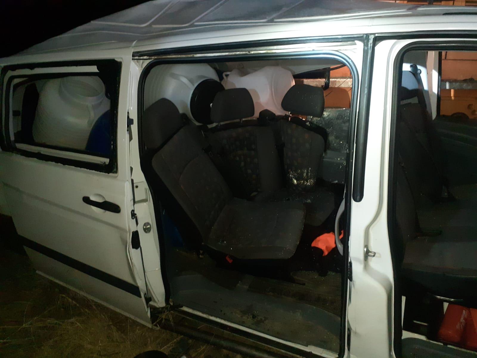 Un tren a lovit din plin o autoutilitară pe o cale ferată din Rădăuţi. Patru persoane rănite grav, dintre care una inconştientă