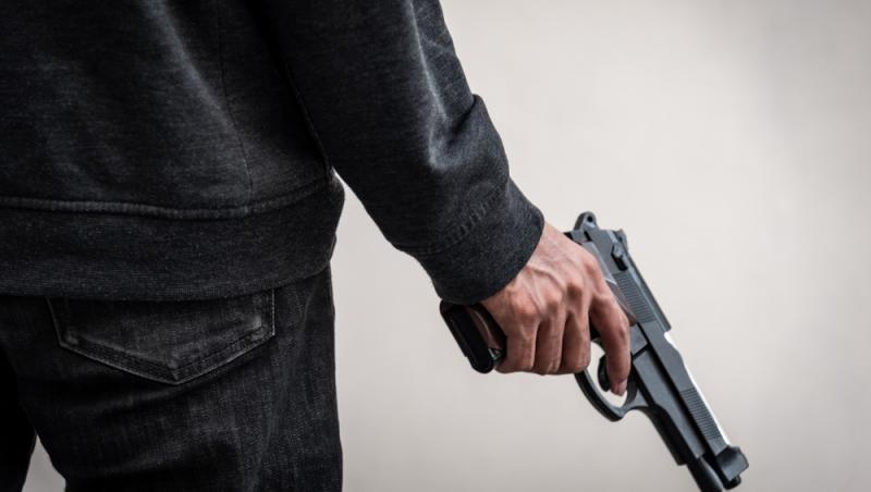 Un poliţist de 21 de ani de la Brigada Operaţiuni Speciale Timişoara s-a împuşcat în faţă cu arma din dotare. Glonţul nu i-a fost fatal