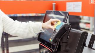 Încă un supermarket a anunţat că renunţă la casele self-pay şi se întoarce la casieri, în Marea Britanie