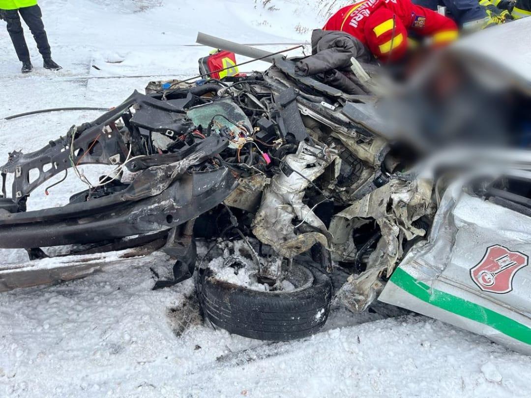 Mașină zdrobită de tren, în Bușteni. Trei oameni în stare gravă, printre care un copil de 12 ani, după ce șoferul nu a oprit la calea ferată