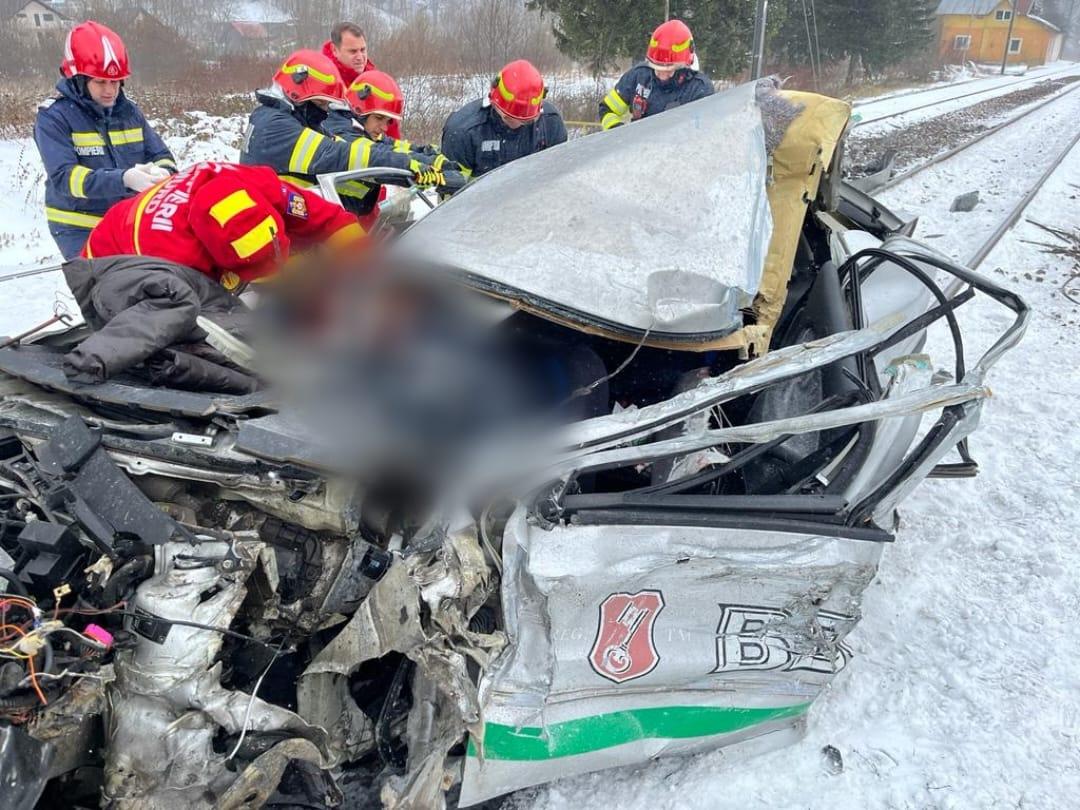 Mașină zdrobită de tren, în Bușteni. Trei oameni în stare gravă, printre care un copil de 12 ani, după ce șoferul nu a oprit la calea ferată