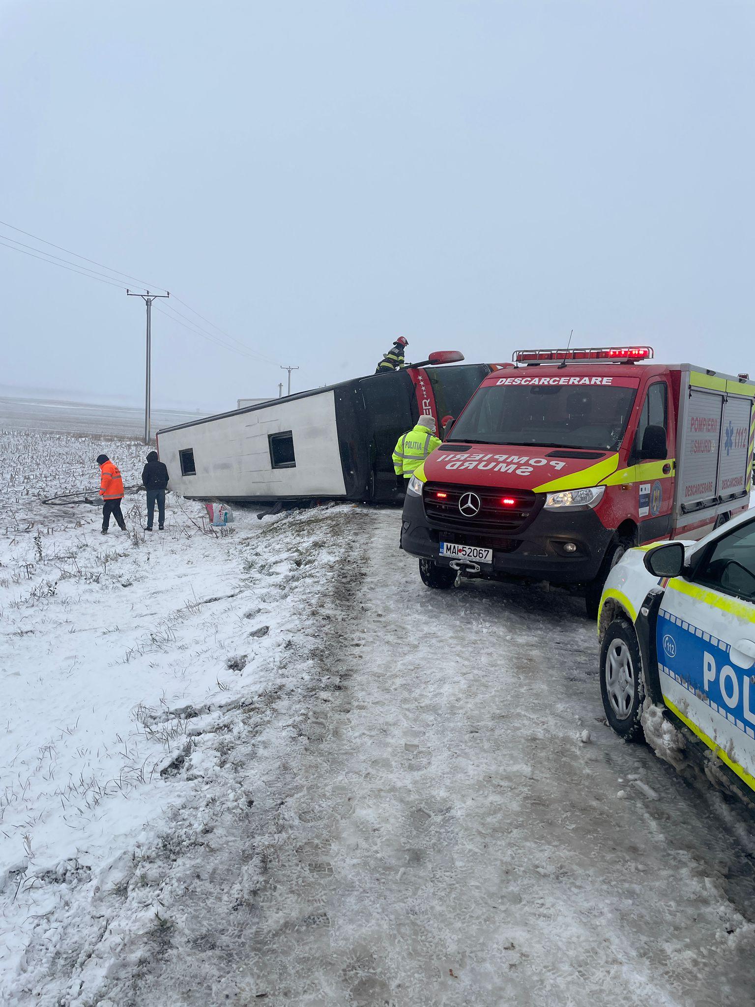 Un autocar cu 40 de pasageri s-a răsturnat pe marginea drumului, în Vaslui. Planul roşu de intervenţie, activat: 6 persoane rănite