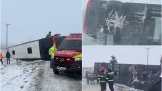 Un autocar cu 40 de pasageri s-a răsturnat pe un drum din Vaslui. Planul roşu de intervenţie, activat: 6 persoane rănite