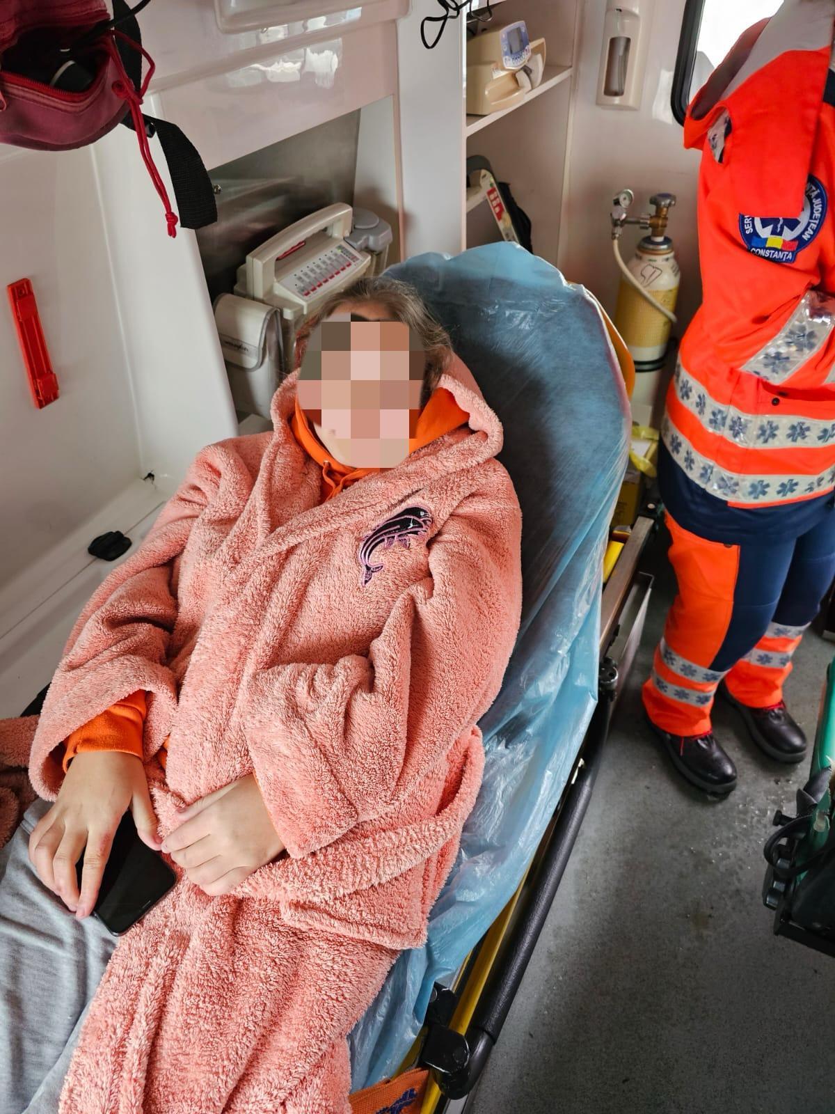 Din cauza viscolului, o tânără de 19 ani însărcinată şi o bătrânică de 80 de ani au fost preluate cu şenila pentru a ajunge la spital, în Constanţa