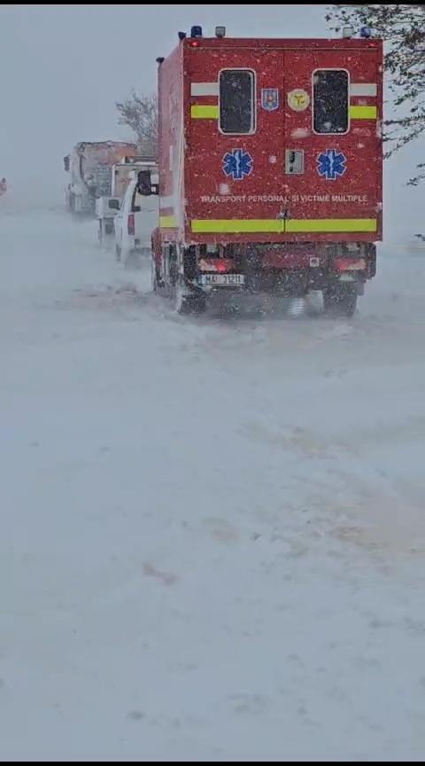 Din cauza viscolului, o tânără de 19 ani însărcinată şi o bătrânică de 80 de ani au fost preluate cu şenila pentru a ajunge la spital, în Constanţa