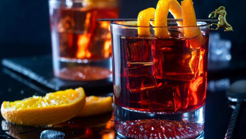 Cât a plătit un tânăr pe două cocktailuri Negroni. Bărbatul, revoltat după ce a primit nota de plată la barul din UK
