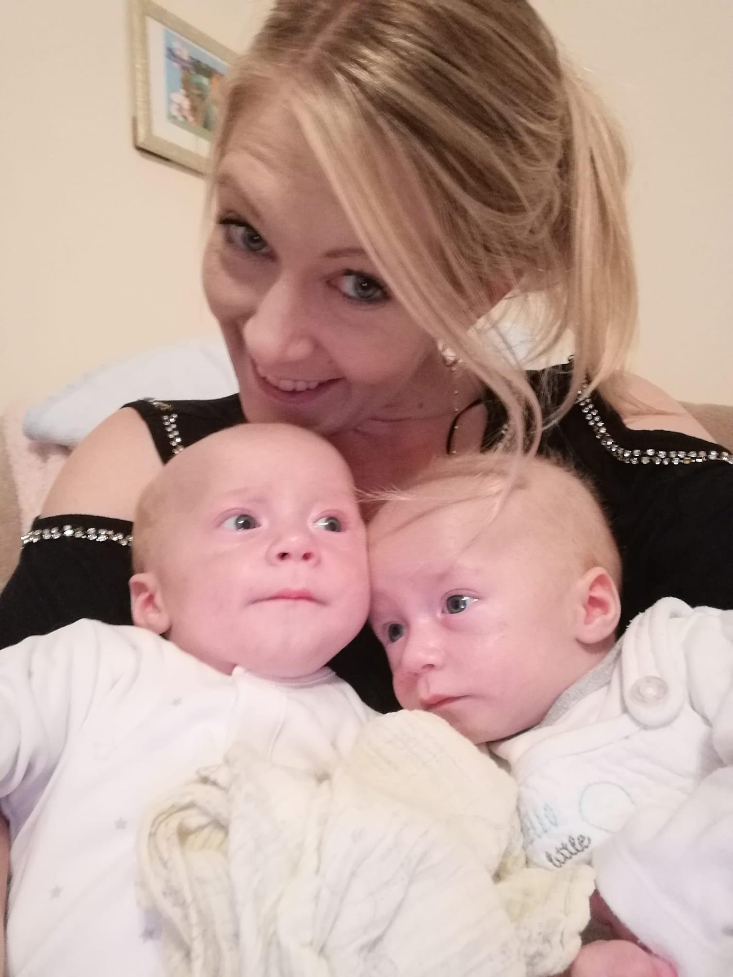 Și-a născut copiii perfect normali, apoi cerul i-a căzut în cap. Gemenii din UK, într-o luptă continuă cu viața după ce au fost diagnosticați cu o boală rară