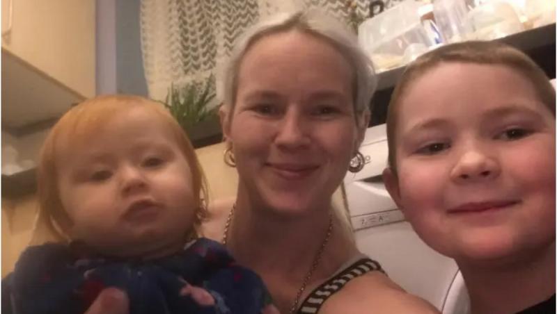 "Au rămas fără mama lor, întreaga lor lume”. A murit subit, imediat după ce a adus pe lume al treilea băiețel, în UK. N-a apucat să-l cunoască sau să-și ia adio