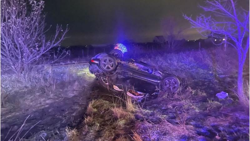 Trei oameni la spital, după ce o tânără de 20 de ani a provocat un accident pe o șosea din Satu Mare. Fata ar fi izbit violent mașina din fața ei