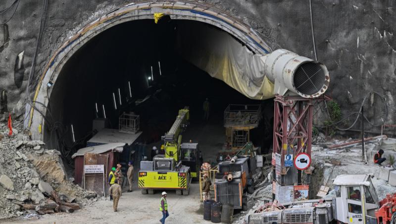 Salvatorii au ajuns la câțiva metri de cei 41 de muncitori, captivi în tunelul prăbușit din India. Bărbaţii ar putea fi salvaţi astăzi