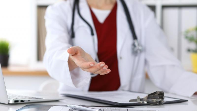 O doctoriţă din Suceava, trimisă în judecată după ce ar fi luat mită de la aproape 300 de pacienţi. Medicul nu refuza nimic: miere, bomboane sau caşcaval