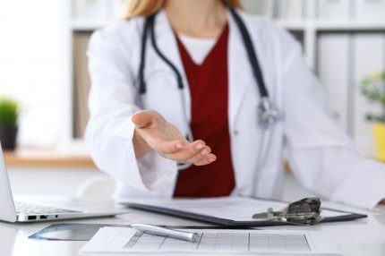 O doctoriţă din Suceava, trimisă în judecată după ce ar fi luat mită de la aproape 300 de pacienţi. Medicul nu refuza nimic: miere, bomboambe sau caşcaval