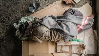 Un român fără adăpost a murit de frig, pe o bancă, în faţa unei staţii de metrou din Roma