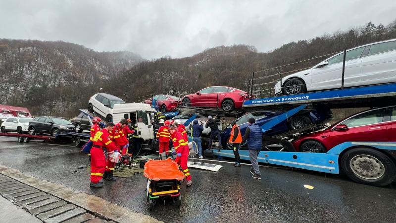 Accident pe Valea Oltului: Un TIR încărcat cu mașini de lux Tesla s-a izbit de un altul, plin tot cu autoturisme. Un șofer a ajuns la spital