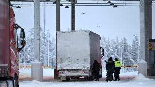 Finlanda îşi închide întreaga frontieră cu Rusia pentru a opri migranţii. Ruşii au lăsat 900 de solicitanţi de azil să treacă peste graniţă
