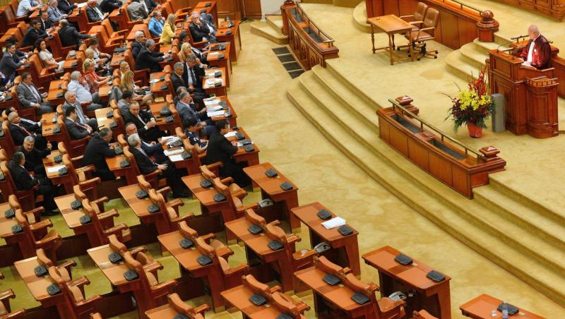 Lovitură de teatru din partea CCR. Parlamentarii îşi primesc înapoi pensiile speciale