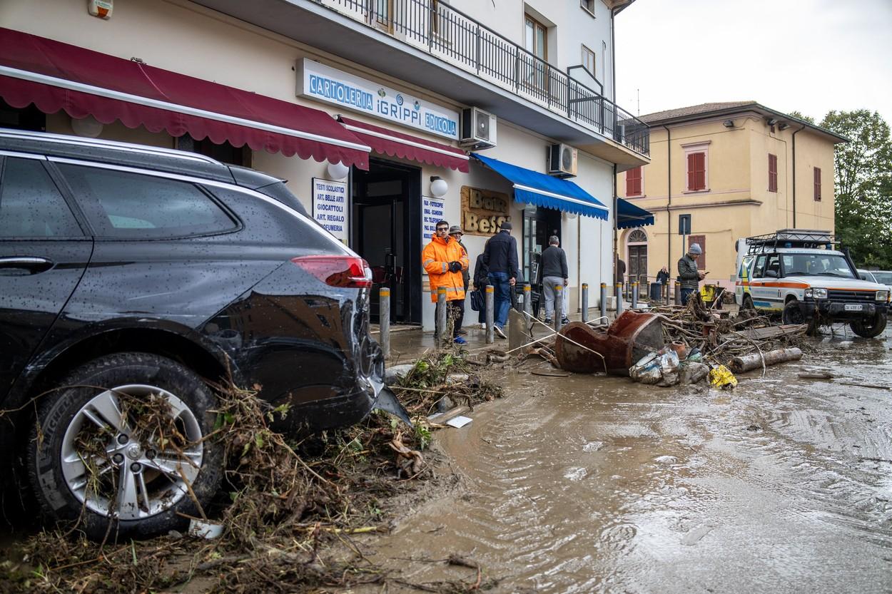 Vremea s-a dezlănţuit în Toscana: 5 morţi în urma inundaţiilor catastrofale. În doar 3 ore au căzut 200 de litri de ploaie pe mp