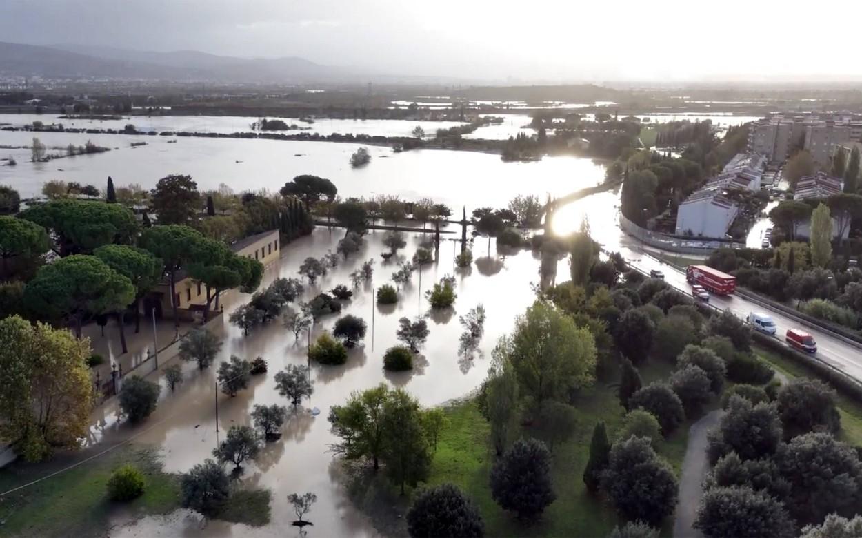 Vremea s-a dezlănţuit în Toscana: 5 morţi în urma inundaţiilor catastrofale. În doar 3 ore au căzut 200 de litri de ploaie pe mp