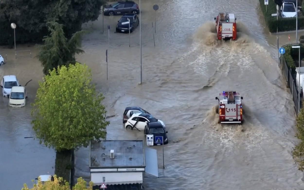 Vremea s-a dezlănţuit în Toscana: 5 morţi în urma inundaţiilor catastrofale. În doar 3 ore au căzut 200 de litri de ploaie pe mp