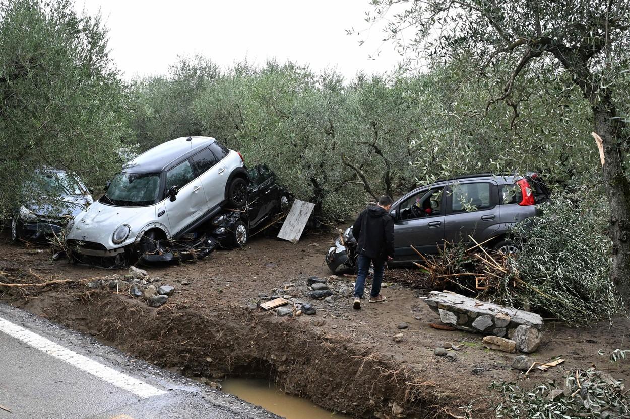 Vremea s-a dezlănţuit în Toscana: 5 morţi în urma inundaţiilor catastrofale. În doar 3 ore au căzut 200 de litri de ploaie pe mp