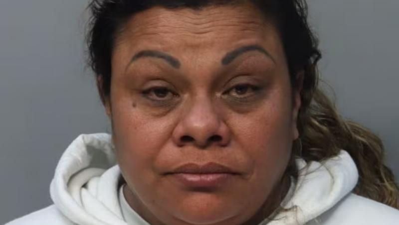 După o ceartă aprinsă, o femeie din Miami şi-a înjunghiat iubitul în ochi cu un ac pentru că "s-a uitat la altă femeie"
