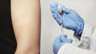 Femeile între 19 şi 45 de ani pot cumpăra vaccinul HPV redus cu 50%, anunţă ministrul Sănătăţii