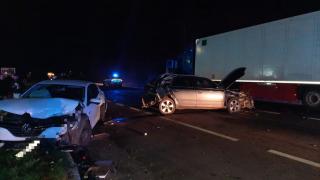Accident cu două TIR-uri şi o maşină, la ieşirea din Sighişoara. Doi copii şi cinci adulţi, răniţi