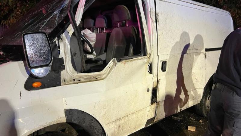 A intrat din plin într-un stâlp, după ce s-a urcat la volanul unei maşini furate, în Dolj. Impact fatal pentru un tănăr de 29 de ani fără permis