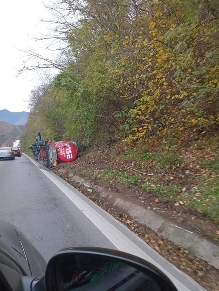 Accident cu două TIR-uri, pe Valea Oltului