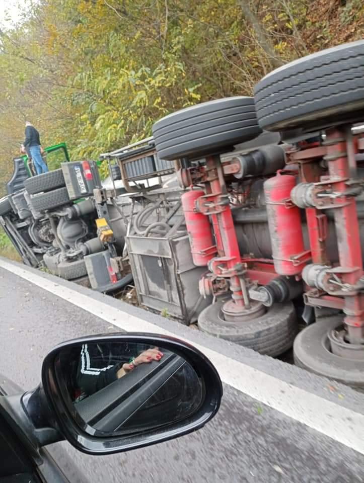 Accident cu două TIR-uri, pe Valea Oltului