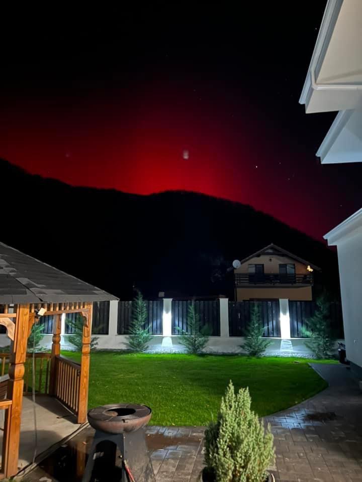 Aurora Boreală a fost vizibilă duminică seara, 5 noiembrie 2023, pe cerul României