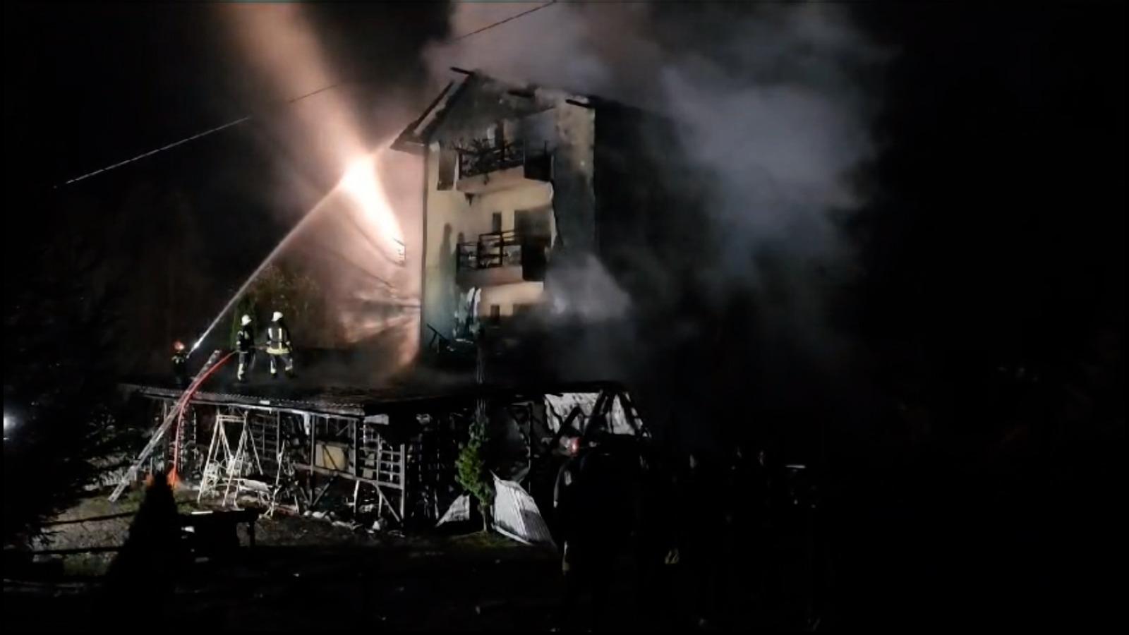 "Am auzit că pocneşte ceva". Pensiune din Râşnov, cuprinsă de un incendiu violent. Prima ipoteză: de unde ar fi pornit flăcările