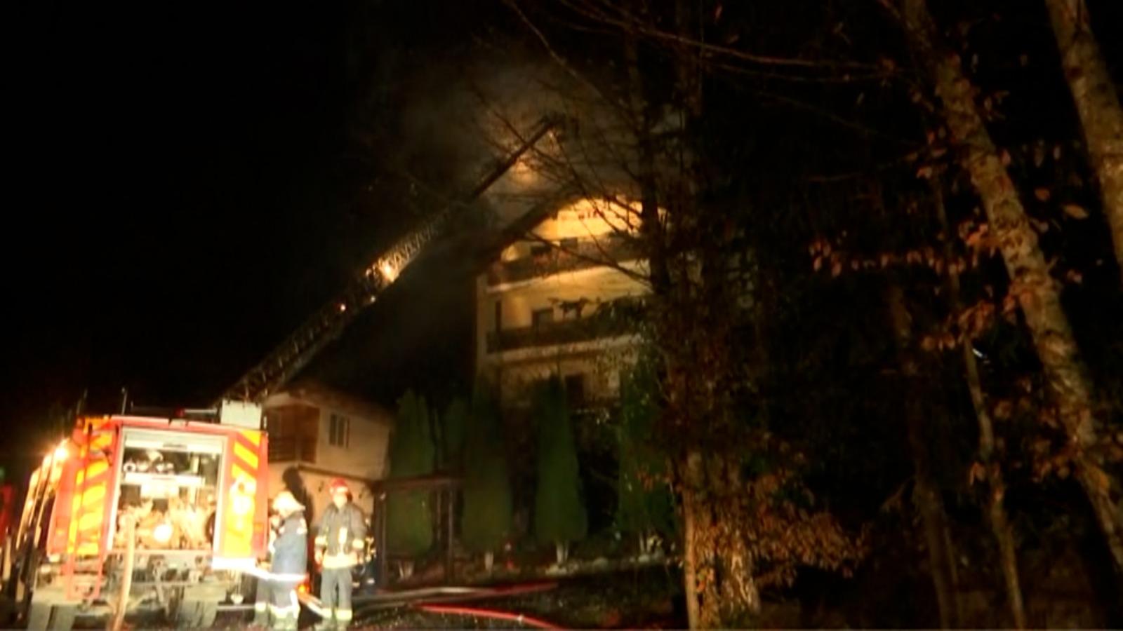 "Am auzit că pocneşte ceva". Pensiune din Râşnov, cuprinsă de un incendiu violent. Prima ipoteză: de unde ar fi pornit flăcările