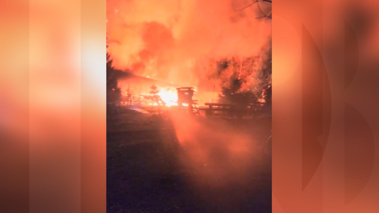 "Am auzit că pocneşte ceva". Pensiune din Râşnov, cuprinsă de un incendiu violent. Prima ipoteză: de unde ar fi pornit flăcările