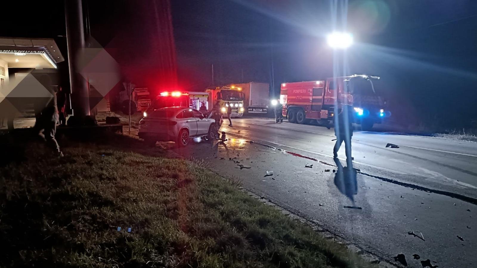 Accident grav în Suceava. Un autotren s-a răsturnat pe şosea, după ce s-a izbit de o maşină: două persoane rănite