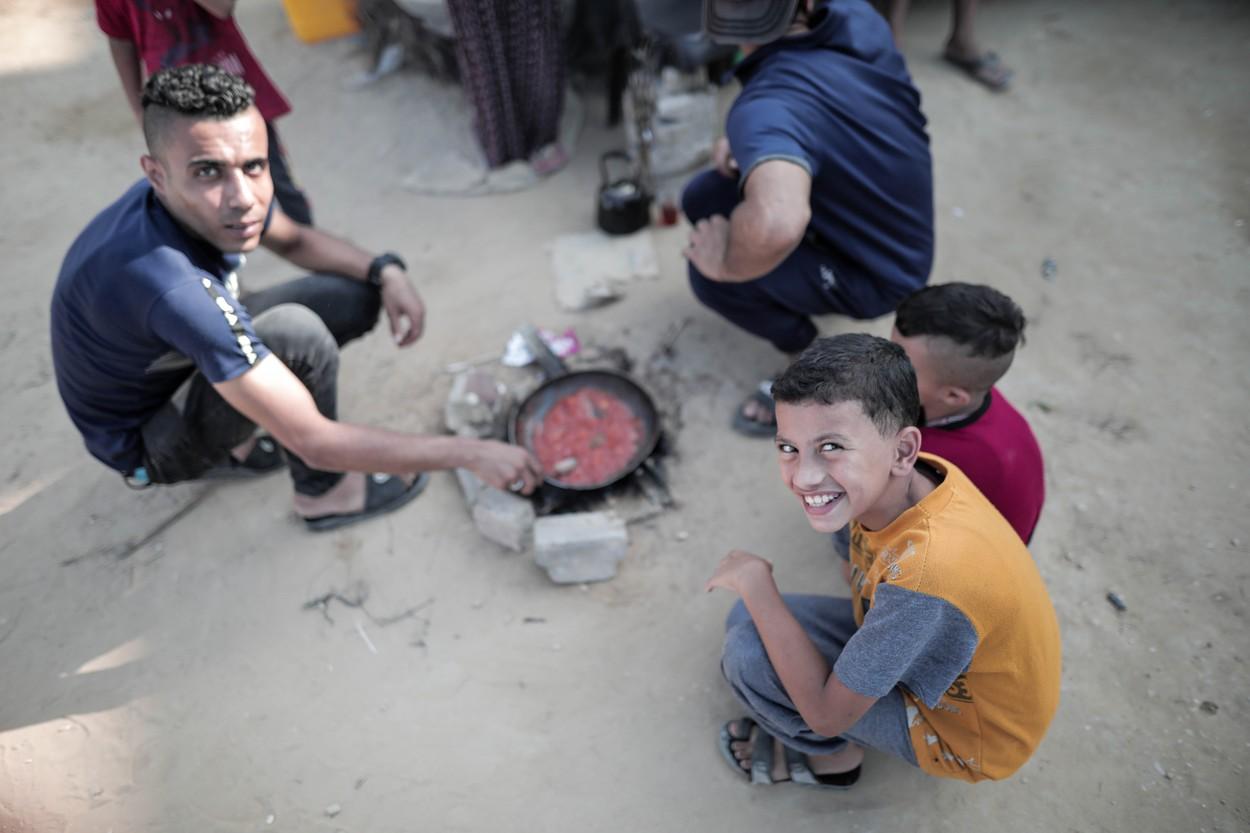 Un palestinian obişnuit "trăieşte cu doar două bucăţi de pâine" pe zi în Gaza. ONU: "Au trecut 30 de zile. Ajunge!"