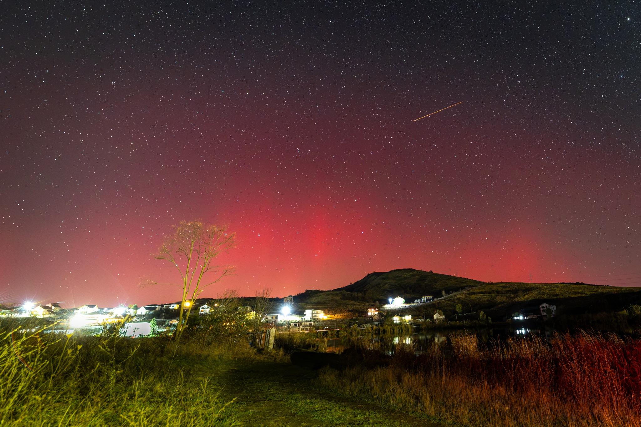 De ce Aurora Boreală s-a văzut din România. Explicaţia pentru fenomenul care a "înroşit" cerul