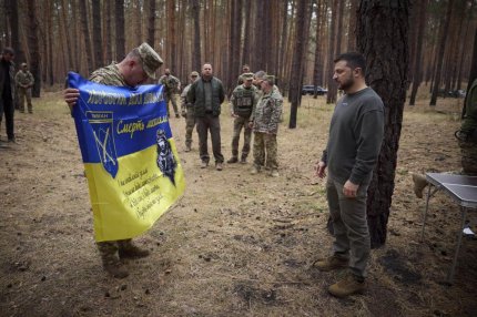 Peste 20 de soldaţi ucraineni ar fi fost ucişi în timpul unei ceremonii de premiere. Rusia nu comentează, dar atacul aprinde disputa dintre Zelenski şi armată