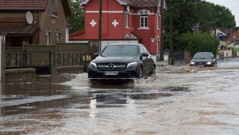 Cod roşu şi portocaliu de inundaţii, în câteva zone din Franţa. MAE a emis avertizare de călătorie pentru români