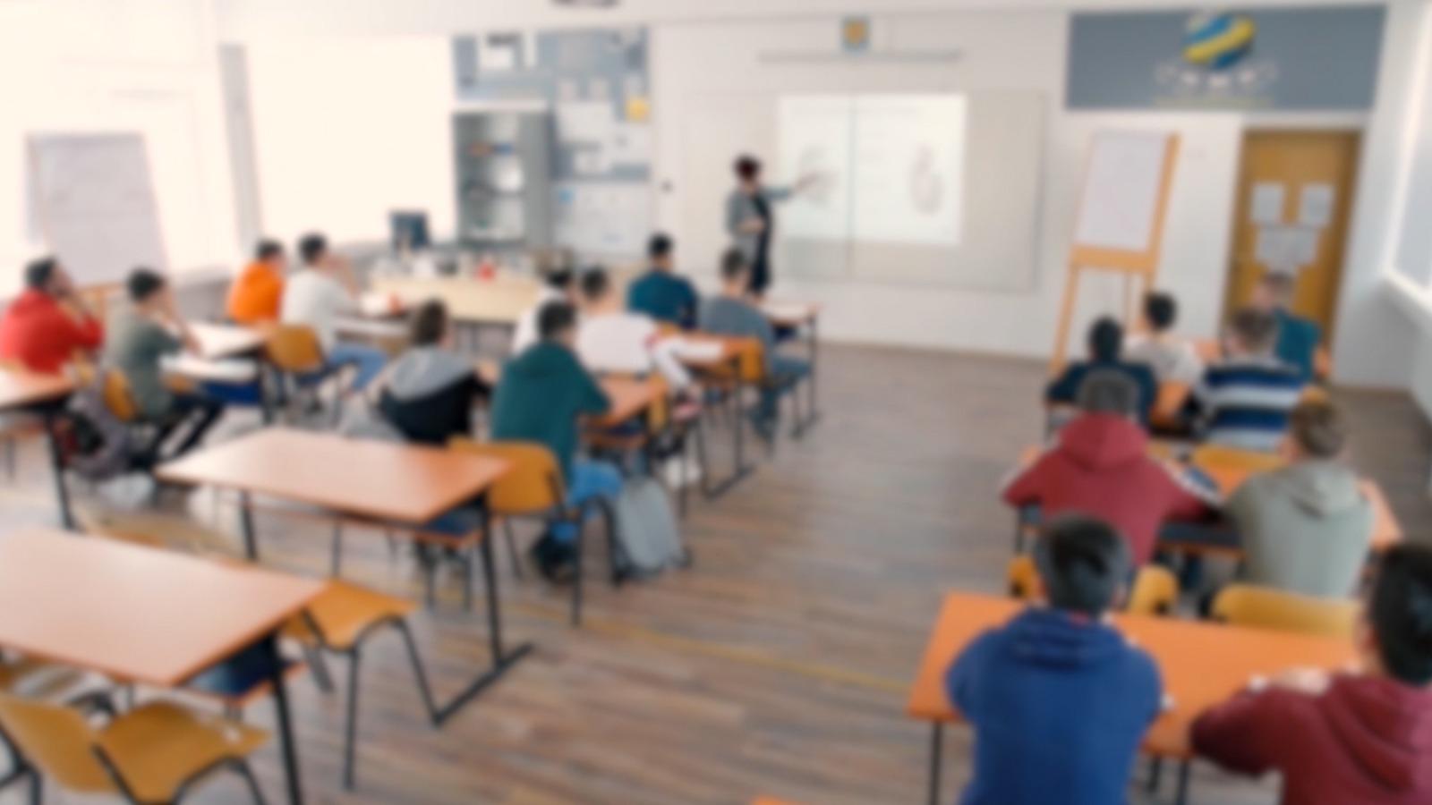 O profesoară din Târgiu Jiu a trimis 35 de elevi la consiliere psihologică după ce îi umilea la clasă. Ce a hotărât conducerea şcolii