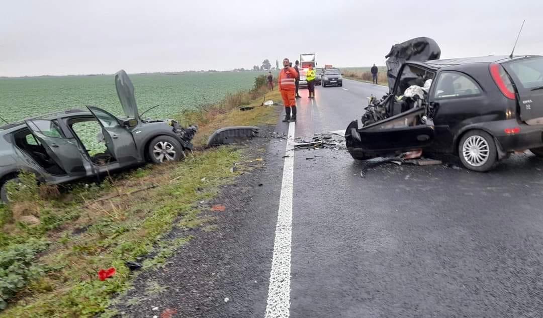 Un mort şi 3 răniţi, într-un accident devastator pe DN 59, în Timiş. Unul dintre şoferi ar fi pierdut controlul maşinii