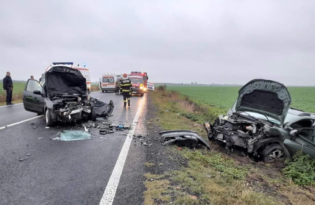 Un mort şi 3 răniţi, într-un accident devastator pe DN 59, în Timiş. Unul dintre şoferi ar fi pierdut controlul maşinii