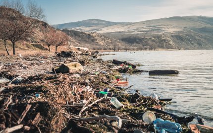 Mal al Dunării poluat cu plastic și alte deșeuri, imagine ilustrativă