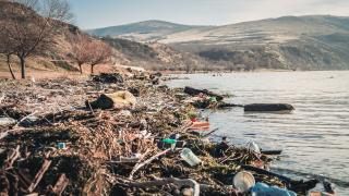 Dunărea transportă anual peste 100 de tone de plastic în România. Care sunt zonele cele mai afectate de poluare