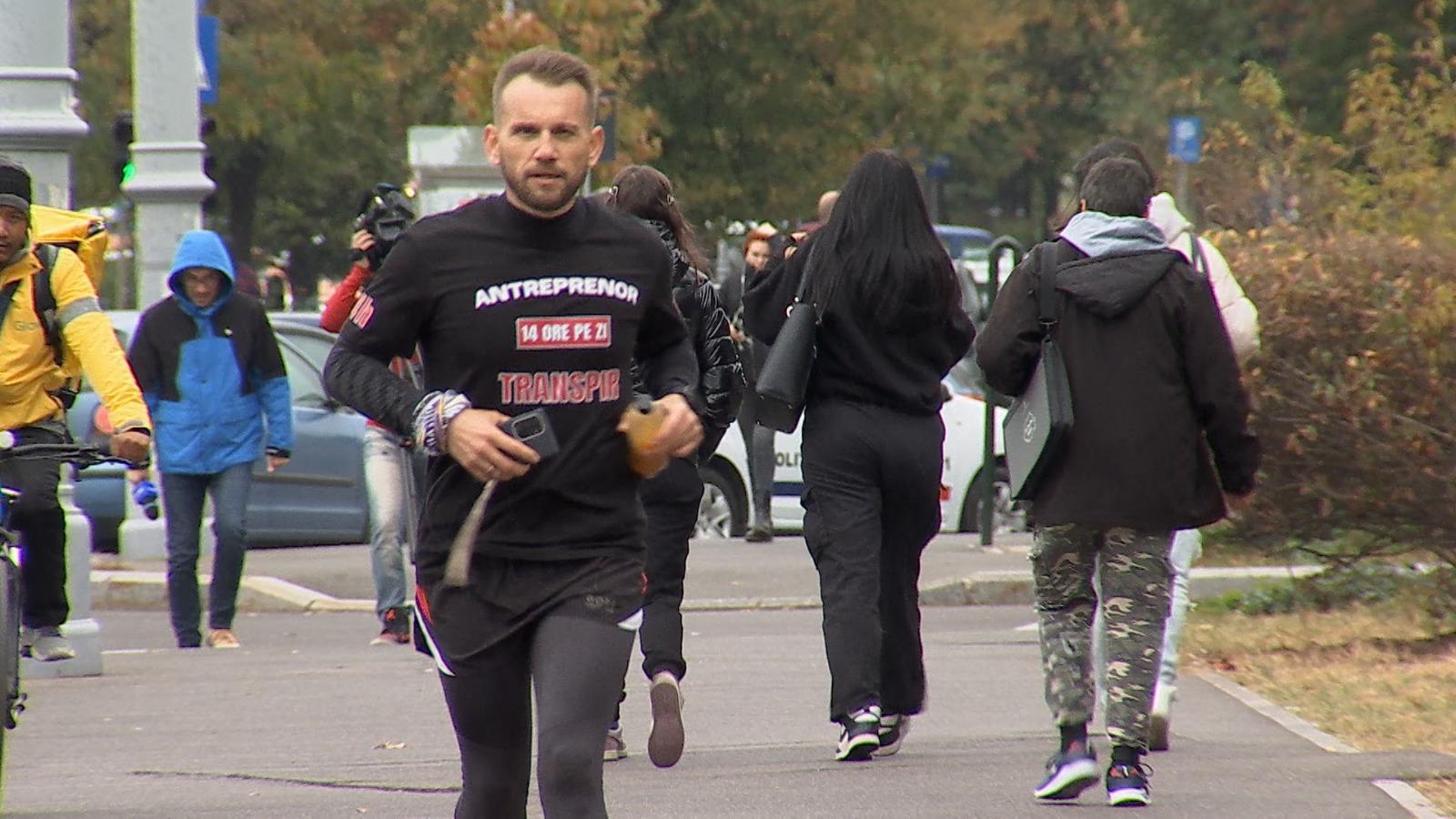 A alergat în jurul Guvernului 14 ore, în semn de protest