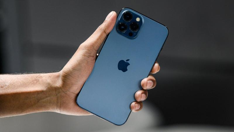Black Friday 2023. Cu cât vinde eMAG un telefon iPhone 13 şi o consolă PlayStation 5